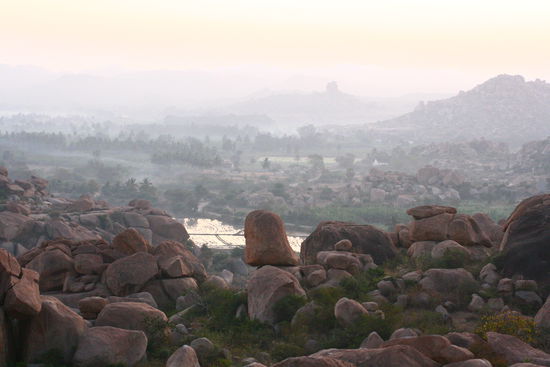 Kurz vor Sonnenaufgang in der Naehe von Hampi
