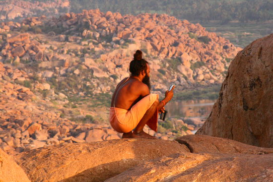 Sms an Shiva: Baba mit Handy