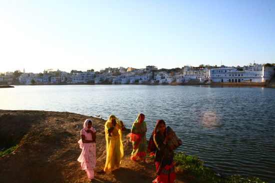 Der heilige See und Pilger, die ihn gerade umrunden...