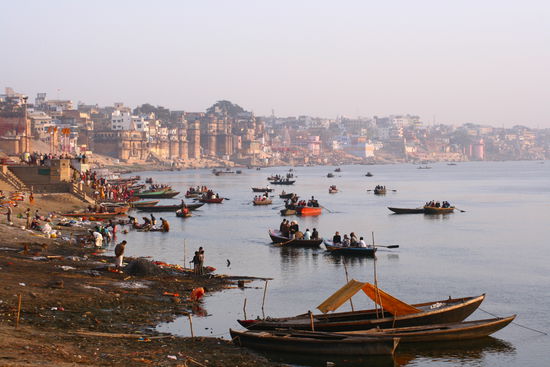 Mama Ganga und Varanasi, Im Vordergrund ein kleiner Ausschnitt des "Burning Ghats" fuer Nicht-Hindus