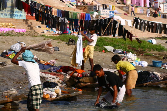 Jede Menge Maenner, die massenweise Waesche waschen und sie in langen Reihen am Fluss aufhaengen. Ein einzigartiges Bild