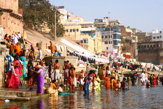 Viele badende Pilger