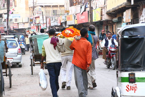Leichentraeger auf dem Weg zum Ganges