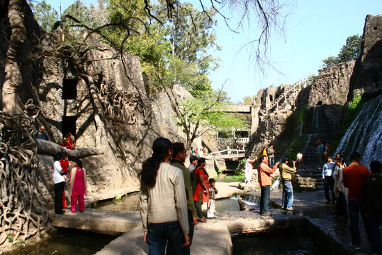 Und los gehts...Der Anfang des Parks. Die Wurzeln links und die Waende und Bruecken sind alle aus Stein gehauen
