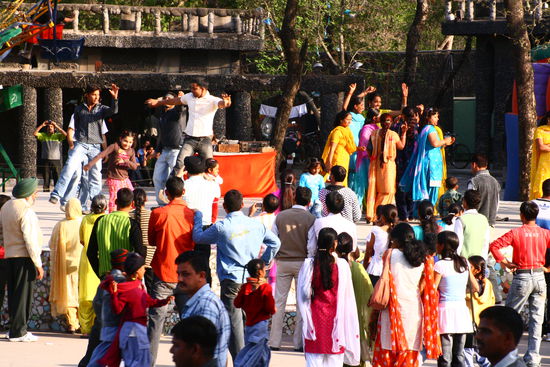 Musik, Tanzen und Party am Ausgang des Parks