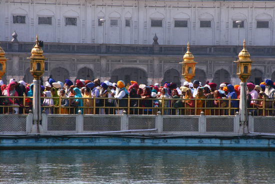 Eine Schlange von Menschen, die in das Innere des Tempels moechten.