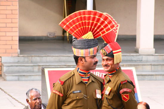 Die indischen Soldaten in ihren etwas komischen Uniformen