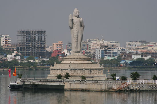 Buddha-Statue im Hussein Sagar See mitten in Hyderabad