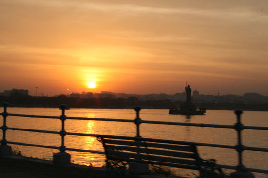 Jeden Abend andere Farben beim Sonnenuntergang ueber der Stadt