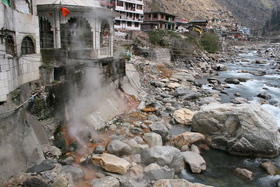 Heisse Quellen am Fluss im Nachbardorf