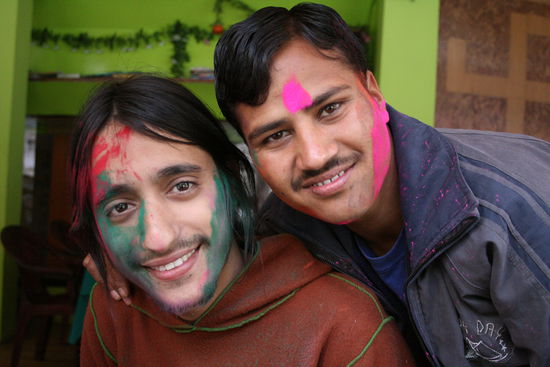 Aviad (links) und der Kellner am Morgen des Holi-Festivals