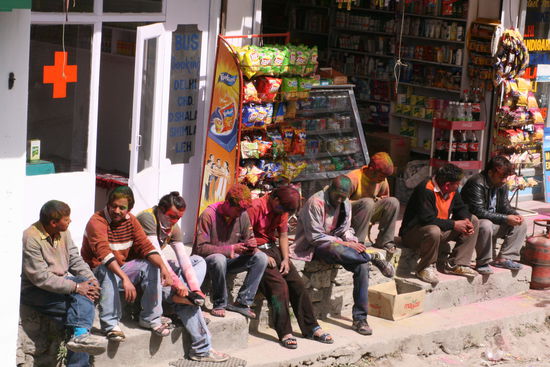 Die Farb"gang" liegt auf der Lauer und laesst keinen ohne Farben im Gesicht durch kommen