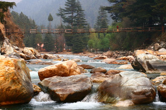 ...und die Haengebruecke darueber....