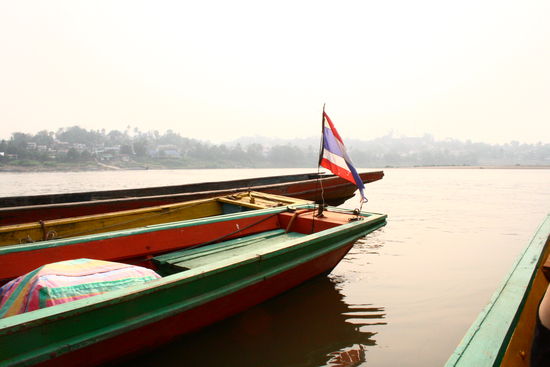 Grenzueberquerung im Norden von Thailand. Der Mekong bildet hier die natuerliche Grenze zwischen Laos und Thailand und anstatt ueber die Grenze zu laufen, benutzt man das Boot zur Ueberquerung