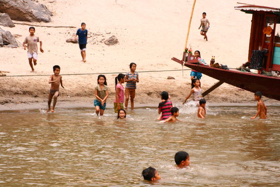 Kinder ueberall, quitschend, planschend und froehlich zuwinkend....