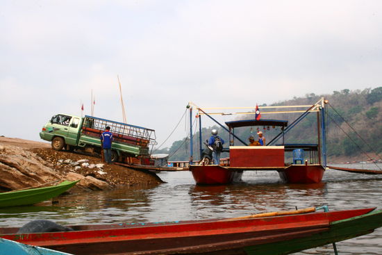 Faehre mit grosser Ladung! Der LKW hatte ziemliche Probleme die Rampe hoch zu fahren, das war ein Spektakel!