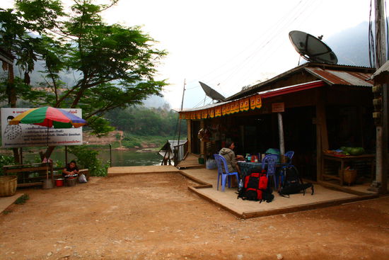 Da sitzen wir mit unseren Rucksaecken und warten auf das Boot nach Muang Ngoi