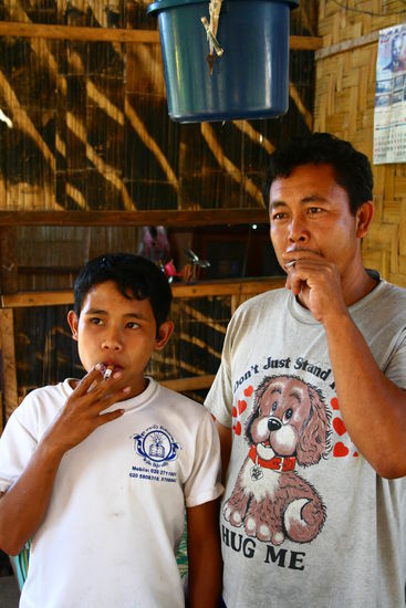 Papa und Sohn, der mit Sicherheit noch keine 16 ist!