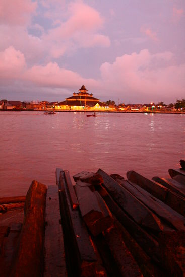 Kapuas Fluss und im Hintergrund