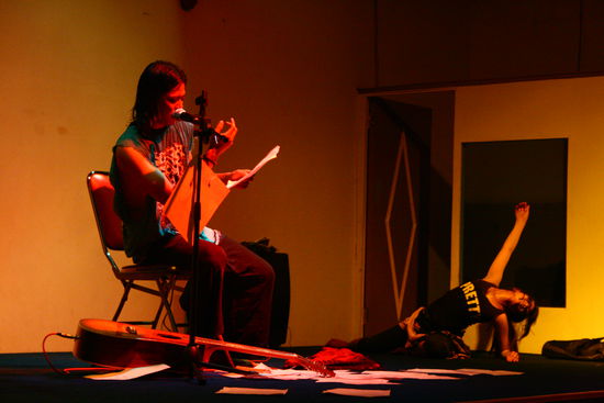 Poetry-Session: Pai, ein Freund hier, der seine literarischen Werke vortraegt.
Ich habe nicht all zu viel verstanden, aber schoen war es dennoch