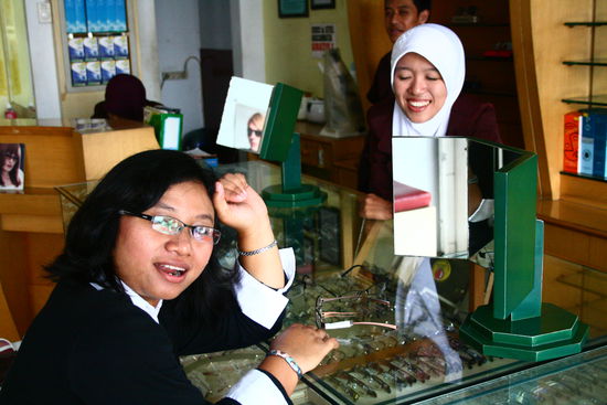 Dwi, aus dem Tribune Institut beim Brille kaufen - Entscheidungsschwierigkeiten!
Sie, Mering und Nuris sind hier meine Ansprechpartner und mittlerweile auch Freunde geworden