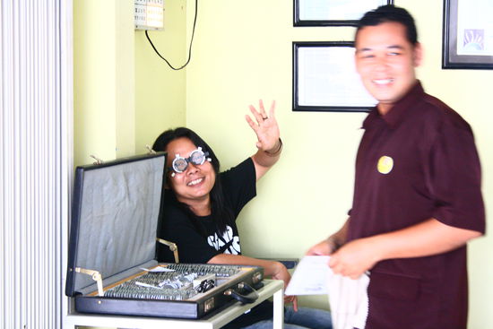 Mering, nutzt die Gelegenheit, um seine Augen testen zu lassen und sieht dabei zum Schreien aus. Er ist mal im Institut, mal in der Zeitung....