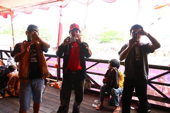 Eigentlich bin ich ja dort als Fotografin, doch der Spiess hat sich sehr schnell umgedreht und ich wurde zum "Opfer". 
Ich habe gerade ein Foto geschossen und drehe mich um, da stehen diese drei Jungs da und machen Fotos von mir.....
Sehr witzig!