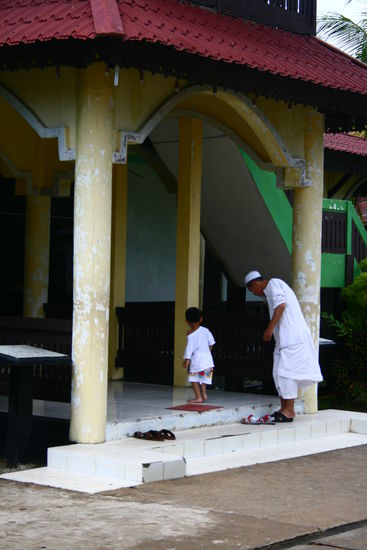 Vater und Sohn beim Eintreten in die Moschee