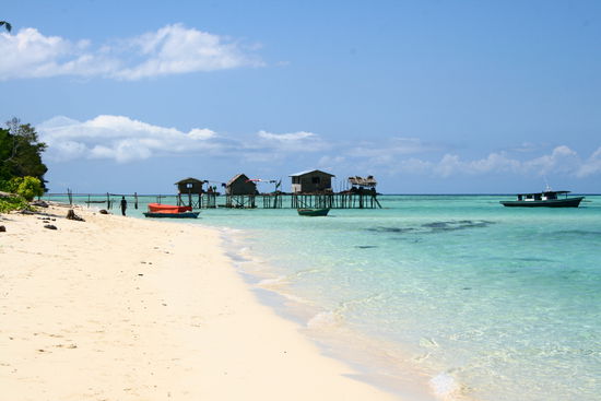 Die Huetten der "Meer-Gypsies" auf Pulau Sibuan
