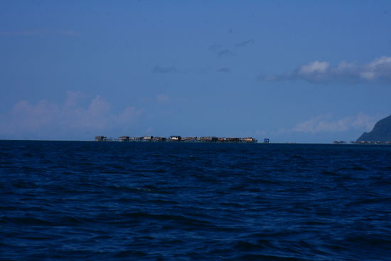 Ein ganzes Dorf auf Stelzen im Meer erbaut