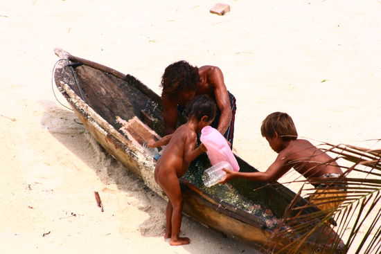 Boot schrubben und alle helfen mit