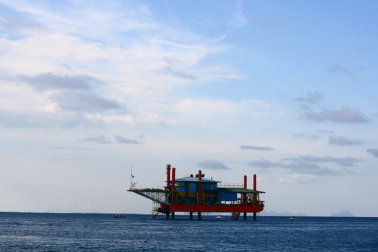 Seaventures:
Eine Bohrinsel importiert aus Bahrain, die hier nun als Tauchresort dient. Man kann sich jederzeit die Ausruestung schnappen und mit einem Fahrstuhl ins Wasser fahren