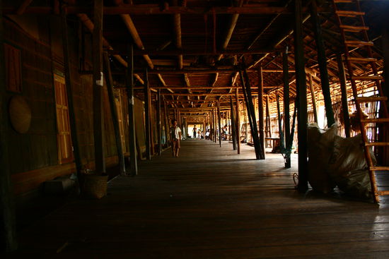 Die "Veranda" des Longhouses....