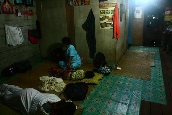 Unser Schlafplatz: Die freie Matte rechts ist mein "Bett". Ich habe mich mittlerweile daran gewoehnt auf dem Boden zu schlafen...