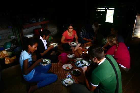 Mittagessen...beim Essen wurde zwischen Dayak (die meisten sind Christen, also essen sie Schweinefleisch) und Muslimen (essen kein Schweinefleisch) unterschieden und mir (als Vegetarierin) wurde geraten mich zu den Muslimen zu gesellen, denn dort waere ich -was die Auswahl betrifft- besser aufgehoben. 
Allerdings gab es auch dort nur den weissen Reis, als einiges Gericht ohne Fleisch. 
Mittlerweile habe ich mich auch daran gewoehnt. Denn West-Kalimantan ist nicht der optimalste Ort fuer Vegetarier (falls ich das nicht schon erwaehnt habe)