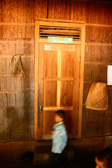 Hier wohnen wir...die 27 Tueren sahen alle gleich aus, zum Glueck gab es an unserer eine Nummer...