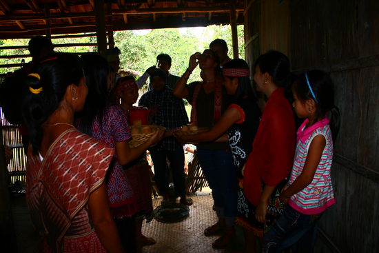 ...und ein ganzes Glas Tuak (der traditionelle Reiswein der Dayak) auf ex...man kann nicht ablehnen. Jeder muss ran und zwar nicht nur einmal, sobald das Glas leer ist, wird aufgefuellt. Wenn man also etwas vom Fest mitbekommen moechte, sollte man sehr langsam trinken...