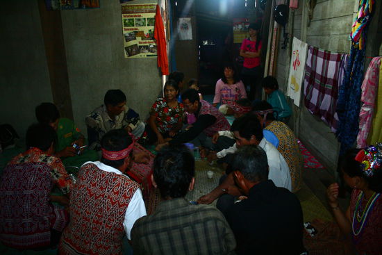 Die Opfergaben wandern von Tuer zu Tuer, um die Familien zu segnen und die Geister zu besaenftien, so dass die Ernte gut ausfaellt.