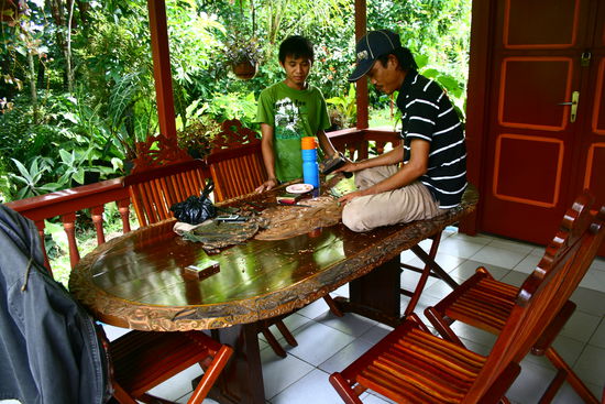 Sintang, westlich von Pontianak:
Tischschnitzereien mit Dayak Motiven...