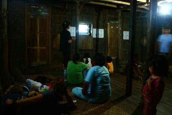 Erfolglos! Wir haben den Wasserfall nicht gefunden und nach 2 Stunden Marsch und Daemmerung sind wir umgekehrt.
Die Familien des Longhouses versammeln sich auf der Veranda vor dem einzigen Fernseher des Hauses.