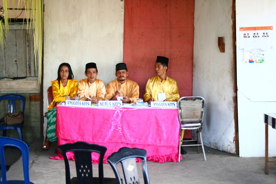 Die etwas anderen Wahlhelfer in traditioneller Malay-Tracht