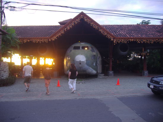 Hier das Restaurant in dem wir immer den schoenen Sonnenuntergang sehen. Das ist ein Flieger aus Nicaragua der dort abgeschossen und hierher als Kulisse und Bar verwendet wurde. Ganz Klasse im inneren sieht die Bar aus.