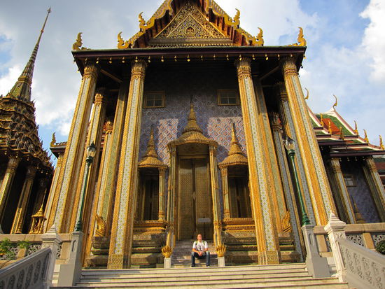 Bjoern vor einer der vielen Tempel in Bangkok