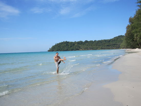 Hier nun auf Kho Kood. War schon schwer hier einen Liegerstuhl und sonnenplatz zu ergattern wie man sieht ueberfuellte Straende