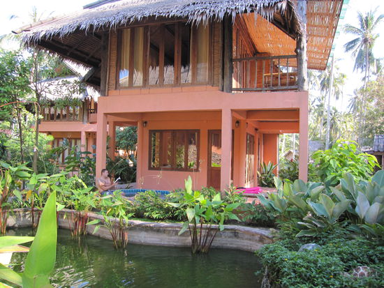 Peter Pan Resort auf Kho Kood. Sehr nett mit dem Jacuzzi - hinter dem Fischteich (vorn zu sehen) natuerlich.....