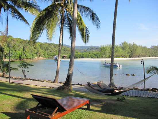 Der Strand gegenueber (weiss!!!) war unserer auf Kho Kood. Hier missbraucht Bjoern eine Haengematte einer anderen Anlage....