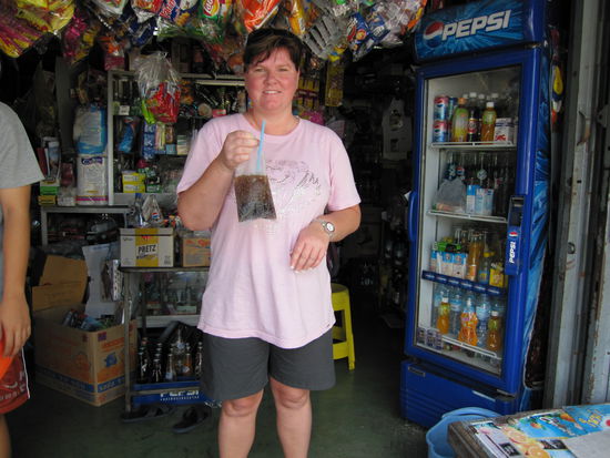 Wenn man eine Flasche Cola oder aenliches bestellt wird diese mit Eis in eine Tuete geschuettet! Wir dachten erst wir gucken nicht richtig als wir das gesehen haben. Aber war lecker!