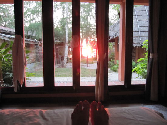 Ausblick von unserem Bett aus auf Kho Kood (Sonnenuntergang) und Claudis Fuesse