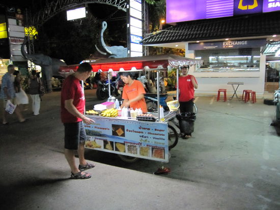 Bjeorn bei seinem Stammpancace-Mann....
Pancace mit Bananen und Schoko/Kokos- Sauce