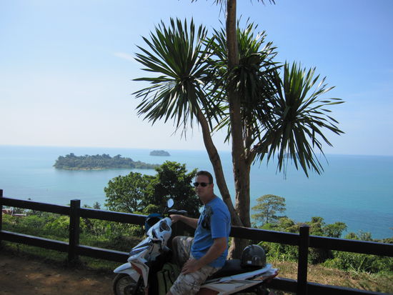 Schoene Aussicht. Hinter dem Mann mit dem blauen Shirt.....